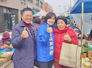 더불어민주당 최선경 예비후보의 선거운동 모습.