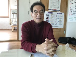 서울에서의 다양한 경험을 바탕으로 침체된 고향마을을 살리기 위해 동분서주하고 있는 정창욱 용동마을 이장.
