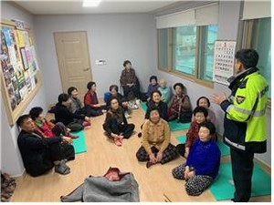 홍성경찰서(서장 김기종)은 지난해 12월 24일부터 약 2주간 동절기 특별 노인교통사고 예방 기간으로 지정하고 관내 경로당 110여 개소를 방문해 ‘찾아가는 교통안전교육’을 실시했다.