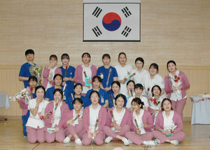 홍성의료원 간호부(간호부장 최남열)가 지난 16일 임신한 간호사를 축하하고 10년 이상 근속한 간호사를 격려하는 행사를 개최했다