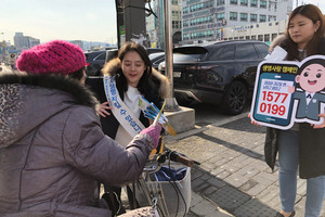 홍성군보건소 생명사랑팀이 홍성전통시장 일원에서 자살예방 캠페인을 펼치고 있다.