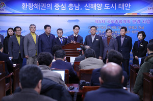 정치권 일각의 ‘충남·대전 혁신도시 저지’ 움직임에 충남도가 긴급대응에 나선 가운데 지난 23일 양승조 도지사가 긴급 기자회견을 통해 관련 대책을 발표하고 있다.