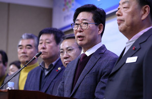 정치권 일각의 ‘충남·대전 혁신도시 저지’ 움직임에 충남도가 긴급대응에 나선 가운데 지난 23일 양승조 도지사가 긴급 기자회견을 통해 관련 대책을 발표하고 있다.