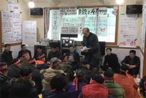 지난 3일 장곡면 상송3리 주민들이 마을 입구와 도로변에 내건 현수막. 마을 주민들은 지난달 22일 마을회관에서 개최된 ‘주민공청회’에서 홍성군의회 윤용관 의원이 허위사실이 적시된 해명서로 주민을 속이려 했다는 문제를 제기하며 해당 군의원 사퇴운동을 벌이고 있다.