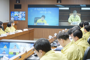 양승조 충남도지사는 지난 23일 도청에서 열린 ‘코로나19 대응 중앙사고 수습본부 영상회의’에 참석해 문재인 대통령에게 지역사회 감염 예방을 위한 대학교 개강 연기를 요청했다.