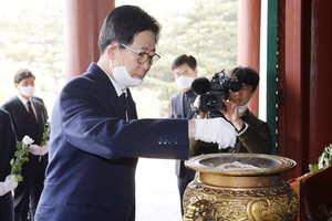 지난 3·1절에 독립기념관을 찾아 유관순열사 추모각에서 참배하고 있는 양 지사.&nbsp;