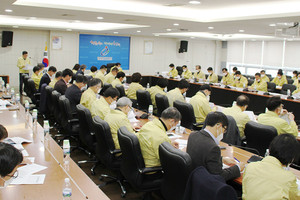 지난 1일 김지철 교육감 주재로 충남교육청 제1회의실에서 코로나19 대응 긴급회의를 이뤄지고 있다.
