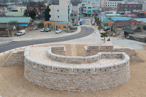 지난해 7월말에 시작된 북문 복원공사가 준공을 앞두고 잔디 공사 등의 마무리 작업에 한창이다. 군은 지난 5일 북문 복원공사를 완료했다고 밝혔다.