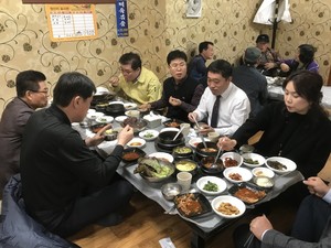 가짜뉴스에 억울한 피해를 당한 홍성전통시장의 ‘00식당’에서 19일 점심식사 중인 홍성군의회 김헌수 의장과 김덕배 의원 및 군의회 직원들. 방역당국의 역학조사 결과와 군의 가짜뉴스 안내 등으로 홍성전통시장이 코로나19 홍성 확진자들과는 무관하다는 사실을 확인한 손님들이 평소대로 식당을 찾아 식사를 했다. 하지만 일부 식당은 가짜뉴스의 여파로 이날도 문을 걸어잠가 놓은 상황이다.
