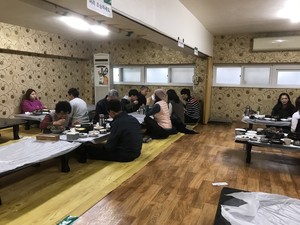방역당국의 역학조사 결과와 군의 가짜뉴스 안내 등으로 홍성전통시장이 코로나19 홍성 확진자들과는 무관하다는 사실을 확인한 손님들이 평소대로 식당을 찾아 식사를 했다. 하지만 일부 식당은 가짜뉴스의 여파로 이날도 문을 걸어잠가 놓은 상황이다.
