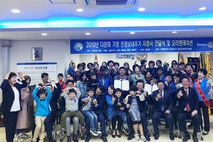 지난해 실시된 다문화가족 친정 보내주기 지정서 전달식.