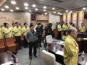 2일 제266회 홍성군의회 임시회 제1차 본회의 개회에 앞서 노란점퍼를 입고 회의에 참석한 군의회 의원들과 집행부가 국민의례를 하고 있다.