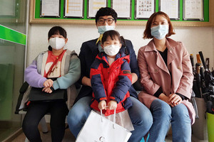 지난달 31일 청로노인종합복지센터를 찾아 가족이 함께 돼지저금통에 모은 돈과 마스크를 기부한 김대성 씨 가족.