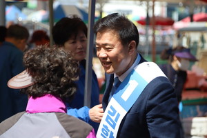 지난 6일 홍성전통시장 일원에서 선거운동 중인 더불어민주당 김학민 후보