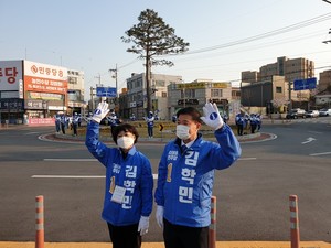 4.15총선 공식선거운동 개시일인 지난 2일 유세에 나선 더불어민주당 김학민 후보