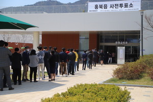 홍북읍사전투표소가 설치된 충남도서관 문화교육동 1층 앞. 10일 점심시간을 이용해 투표소를 찾은 유권자들이 줄을 서서 투표순서를 기다리고 있다.