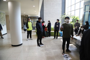 사전투표소 입구 바닥에 부착해 놓은 '사회적거리두기' 안내 문구 위에서 유권자들이 본인의 투표순서를 질저정연하게 기다리고 있다. 홍성읍행정복지센터 2층에 마련된 홍성읍사전투표소.