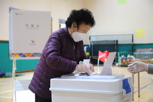 제21대 국회의원 선거 사전투표를 위해 홍성군 장곡면사전투표소인 장곡초등학교 장곡관을 찾은 유권자가 투표하고 있다.