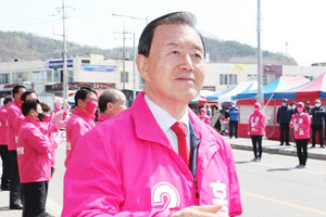 미래통합당 홍문표 국회의원의 후보 당시 선거 유세 모습.