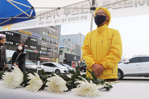 분향소 앞에서 묵념하고 있는 ‘순범’이 엄마 최지영씨. 최지영씨는 세월호 유가족이다. 