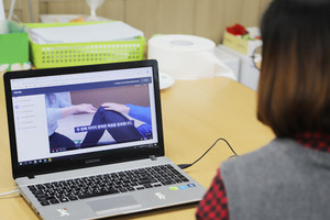 홍성여자중학교에서 2학년 수업을 담당하고 있는 한 교사가 EBS온라인클래스를 활용해 온라인 수업을 진행하고 있는 모습.