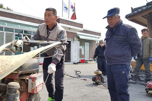 지난 27일 대흥면 송지대야리에서 실시된 농기계 순회수리 모습.