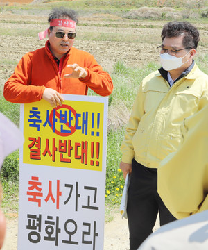 홍성군의회 제267회 임시회 군정주요사업장 현장방문 대상지 중 하나인 장곡면 상송3리 축사신축 허가부지에서 지난 23일 군의원들이 주민들의 민원을 청취하고 있다.