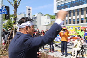 홍성군이 지역구인 충남도의회 의원들과 홍성군의회 의원들도 지난 7일 '홍성 오두리폐기물처리시설 부동의 촉구' 기자회견에  동참해 주민들의 뜻을 박하준 금강유역환경청장에 전달했다. 기자회견 앞서 연대발언하고 있는 홍성군의회 이선균 의원.