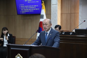20일 개회한 홍성군의회 제268회 임시회 제1차 본회의에서 윤용관 의원이 '청청 내포혁신도시 조성은 가능하다'라는 제목의 5분자유발언을 하고 있다.