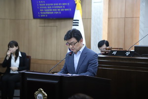 홍성군은 코로나19로 어려움을 겪고 있는 지역경제 활성화를 위해 제2회 추경안을 군의회에 제출했다. 홍성군의회 제268회 임시회 제1차 본회의에서 군의원들을 상대로 김승환 군 기획감사담당관이 추경 편성배경과 주요반영내용을 설명하고 있다.