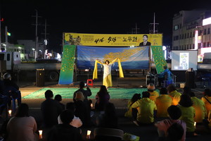 홍성문화연대가 지난 21일 주최한 광주민주항쟁 40주년, 고 노무현 대통령 서거 11주기 추모 행사에서 윤해경 씨가 추모 춤사위 공연을 펼치고 있다.