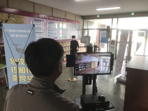 지난 20일부터 등교수업이 시작된 홍성여고는 열화상기를 교내건물 중앙 입구에 설치하고 건물로 진입하는 학생들의 발열상태를 검사하고 있다.