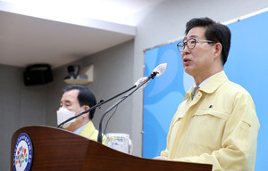 쿠팡 물류센터 감염자 발생 등으로 수도권을 중심으로 코로나19가 급속히 확산하는 양상을 보이자 양승조 충남도지사와 김지철 충남도교육감은 지난달  29일 도청 브리핑룸에서 공동기자회견을 갖고 도민들에게 생활속 거리두기 운동에 적극 동참을 호소하고 있다.
