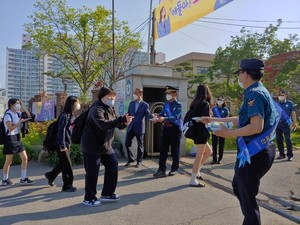 여성청소년계 소속 경찰관들이 예산여고 학생들에게 손소독제를 나눠주며 사이버성폭력 예방 캠페인을 실시하고 있다.