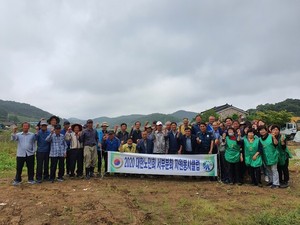 이날 대한노인회 홍성군지회 서부분회에서는 전 직원이 봉사활동에 참여했다.