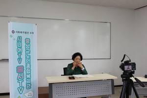 ‘홍시TV’에 영상으로 올라갈 여러 강좌 중 하나인 하모니카 강좌를 촬영 중이다.