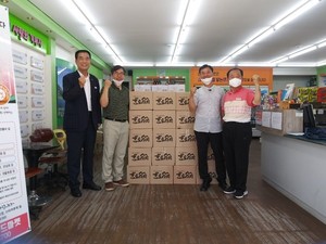 ㈜한도라지 영농조합법인에서 도라지 엑기스를 기탁하는 모습.