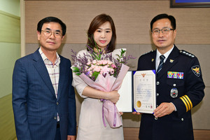실종 치매노인을 찾아 유공이 인정돼 홍성경찰서장으로부터 감사장을 받는 CCTV 관제원 장현자 씨(사진 가운데)