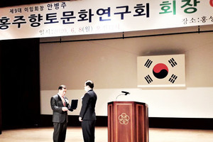 안병주 이임회장(오른쪽)에게 취임한 이의석 회장이 감사패를 전달하고 있다.