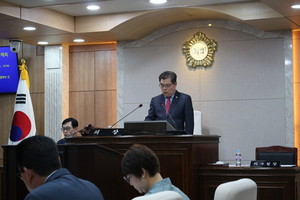 제1차 정례회 개회를 알리는 김헌수 의장.