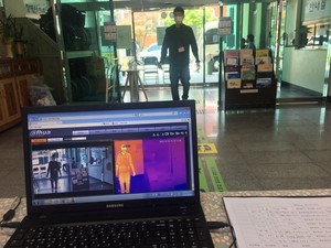 충남장애인복지관협회에 들어오기 전 열화상카메라를 통해 체온을 재는 모습이다.