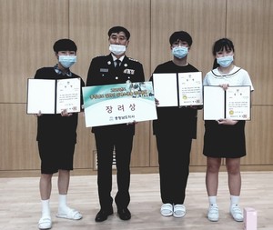 전태양 학생, 김남석 충남소방본부 119특수구조단 단장, 이강혁 학생, 송지은 학생이 기념사진촬영을 하고 있다. (왼쪽부터 순서대로)