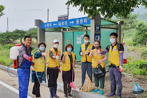 덕산봉사회가 버스승강장 정비 봉사활동을 마치고 기념촬영을 실시했다.