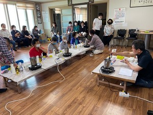 가야마을 주민들이 천연비누제작 수업을 듣고 비누를 제작하고 있다.