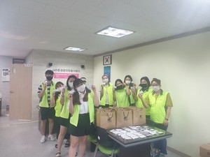 홍성군자원봉사센터에서 마스크목걸이줄을 제작하고 배포했다.