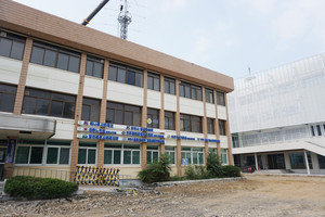 옛 당진군청사 본관 전경. 철거를 위해 바닥철거공사를 하고 있다.