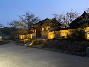 야간조명이 설치된 추사고택.