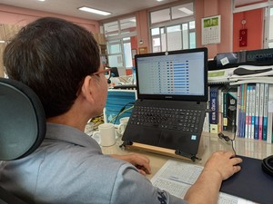 갈산중학교 교무실에서 비대면 학부모 연수를 진행하는 교사.