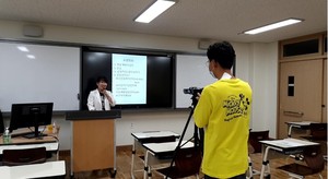 덕산중학교에서 보건소 강사를 초청해 정신건강·생명존중 교육을 녹화하고 있다.