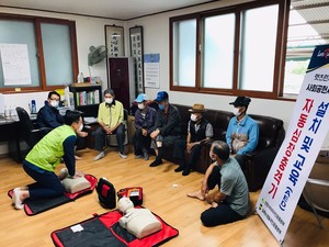 금당경로당에서 자동심장충격기 사용법 교육을 실시하고 있다.